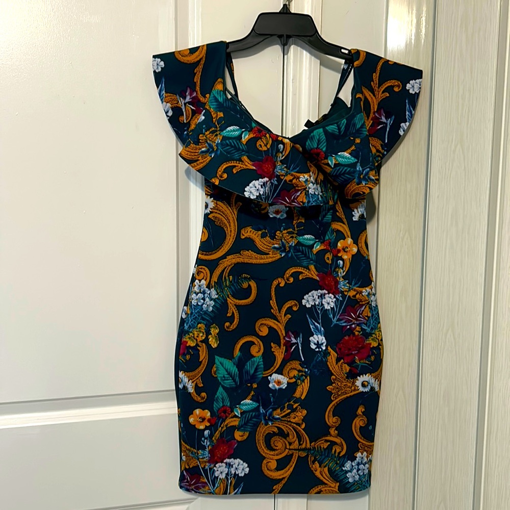 New dress so beautiful sixe Small!! Guess Brand